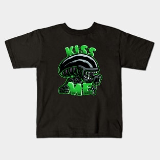 Kiss Me - Green Kids T-Shirt